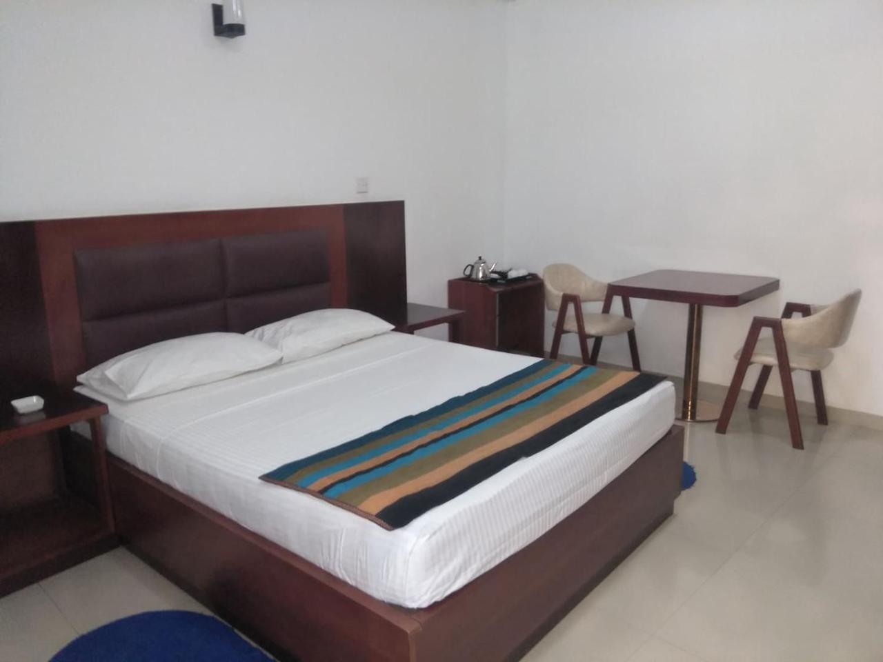 Hotel Kamrel Курунегала Экстерьер фото
